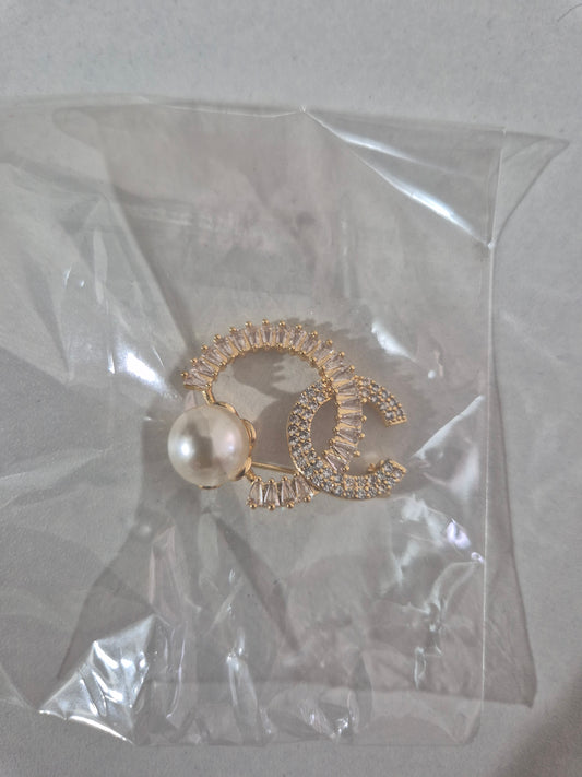 Classy Pearl Broche Pin